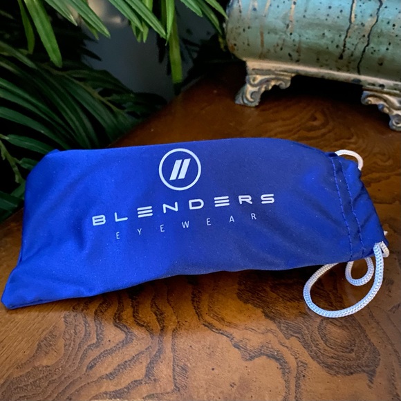 Blenders Eyewear Polarized Sunglasses with Bag and Case - Picture 4 of 16